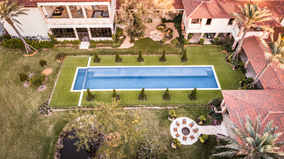 Geräumiger Moderner Infinity-Pool hinter dem Haus in rechteckiger Form in Miami
