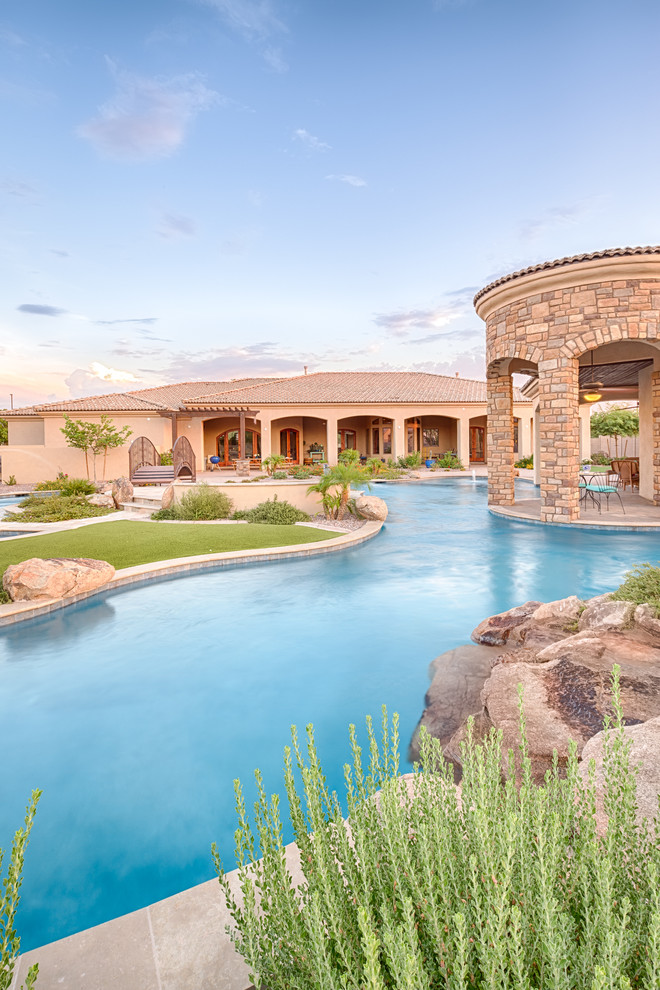 Ispirazione per una grande piscina naturale mediterranea personalizzata dietro casa con pavimentazioni in cemento