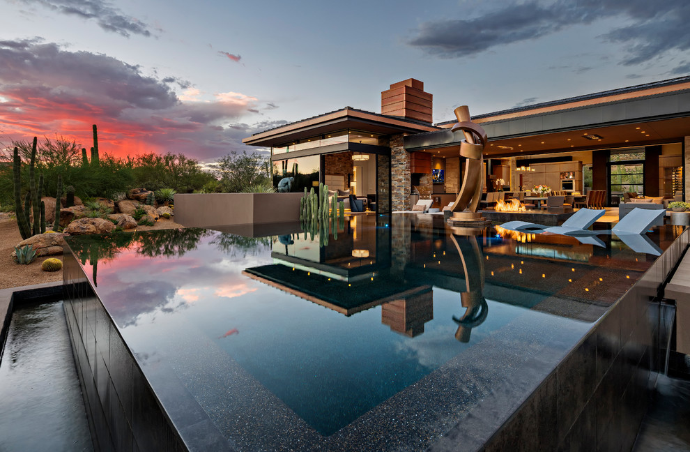 Imagen de piscina con fuente elevada de estilo americano rectangular en patio trasero