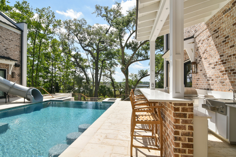 Großer Klassischer Pool in individueller Form mit Wasserrutsche und Natursteinplatten in Charleston