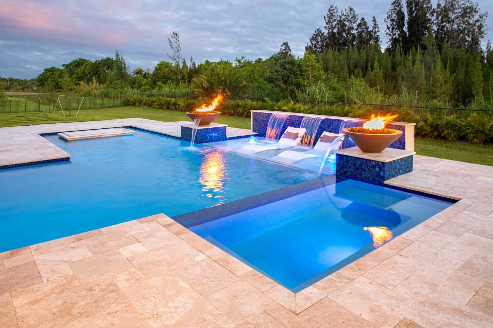 Ejemplo de piscina con fuente minimalista grande a medida en patio trasero con adoquines de piedra natural