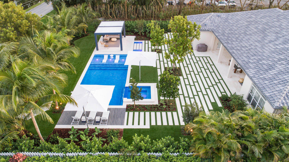 Esempio di una grande piscina monocorsia minimalista personalizzata dietro casa con una vasca idromassaggio