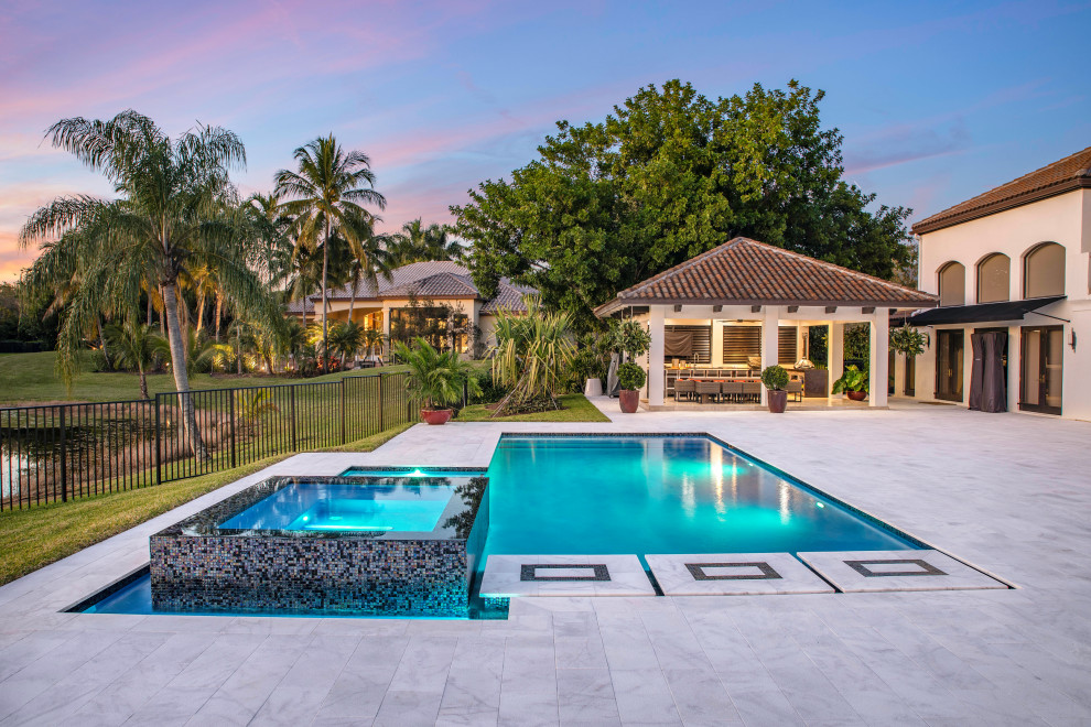 Imagen de piscinas y jacuzzis alargados modernos de tamaño medio rectangulares en patio trasero