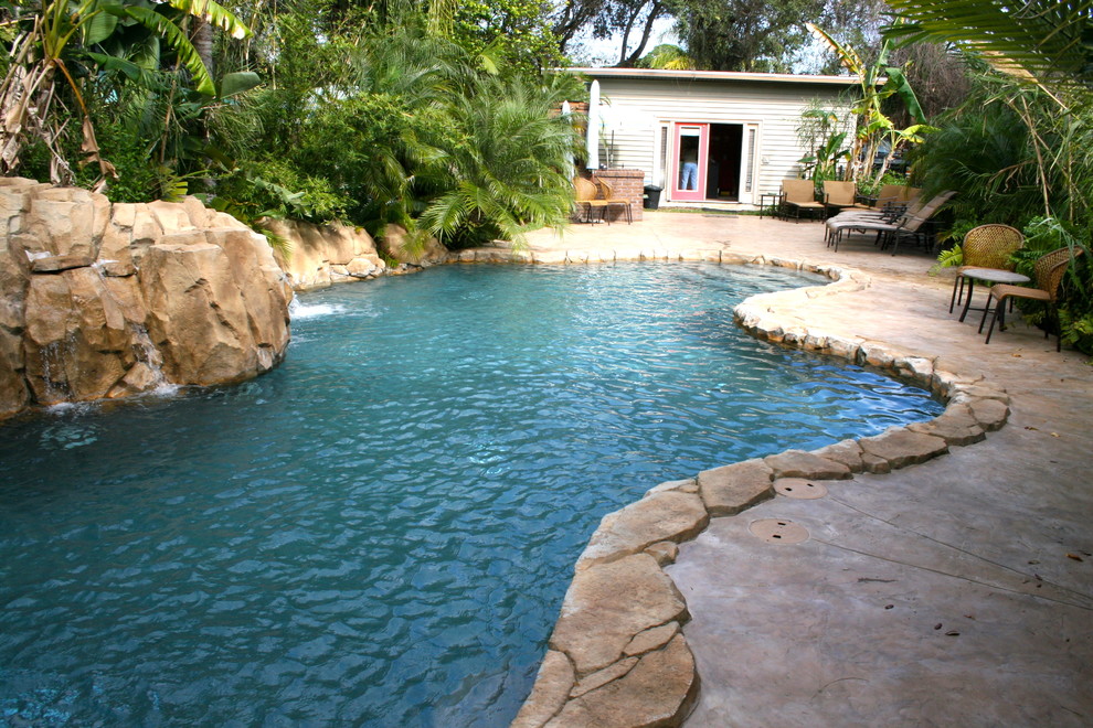 Foto de piscina tropical a medida con privacidad