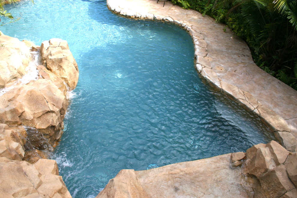 Inredning av en exotisk anpassad pool insynsskydd