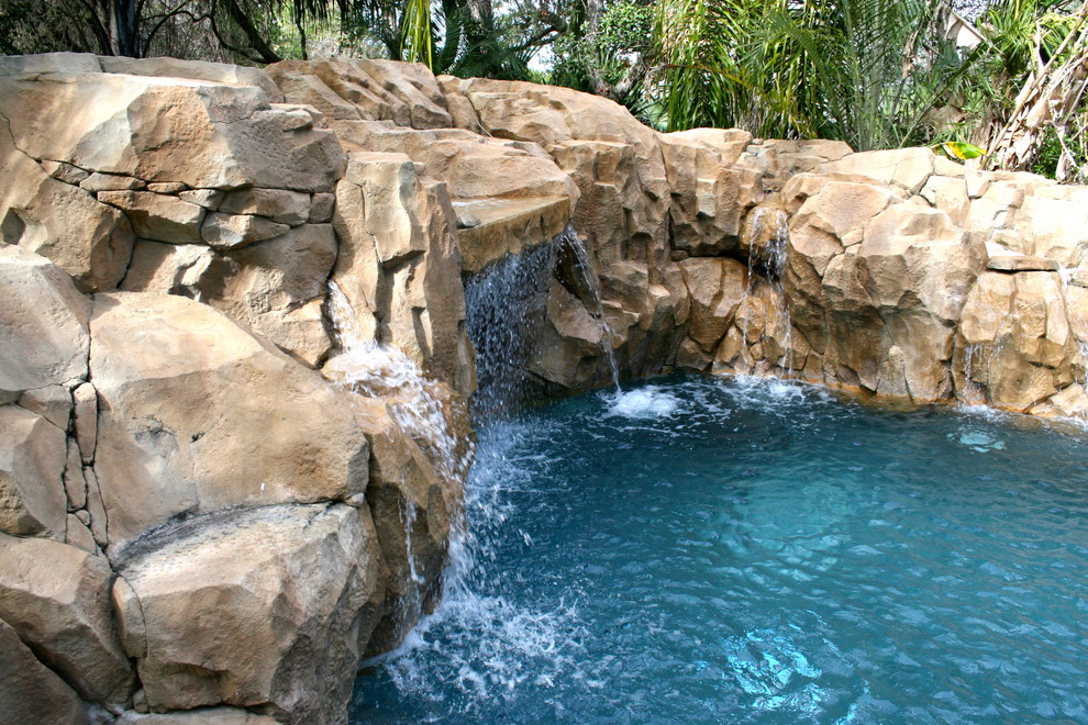 Cette photo montre une piscine exotique sur mesure avec des solutions pour vis-à-vis.