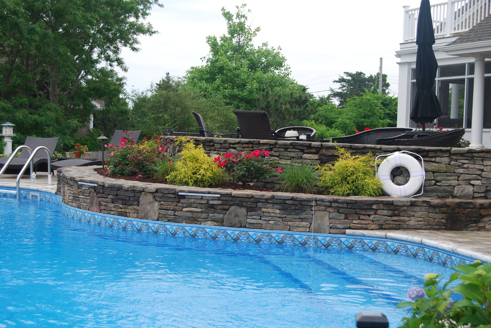 Exemple d'une piscine chic.