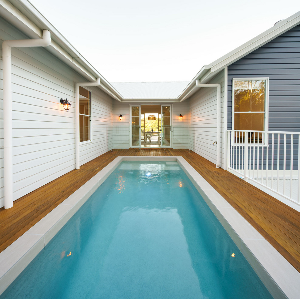 Exemple d'une piscine sur toit hors-sol chic de taille moyenne et rectangle.