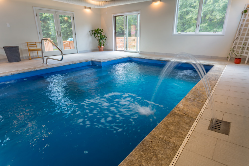 Foto di un'ampia piscina coperta monocorsia contemporanea rettangolare con fontane e piastrelle