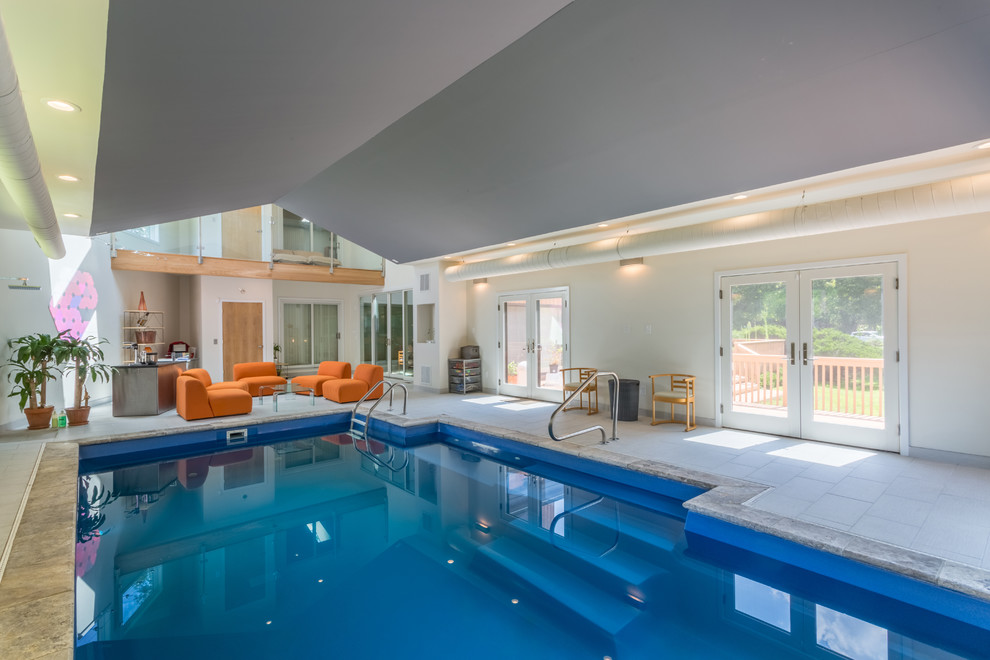 Ejemplo de piscina con fuente alargada actual extra grande interior y rectangular con suelo de baldosas
