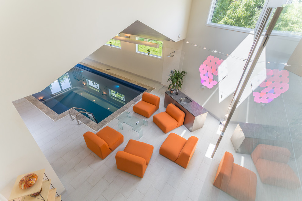 Стильный дизайн: огромный спортивный, прямоугольный бассейн в доме в современном стиле с фонтаном и покрытием из плитки - последний тренд