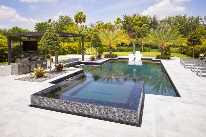 Cette photo montre un très grand Abris de piscine et pool houses arrière moderne rectangle avec des pavés en pierre naturelle.