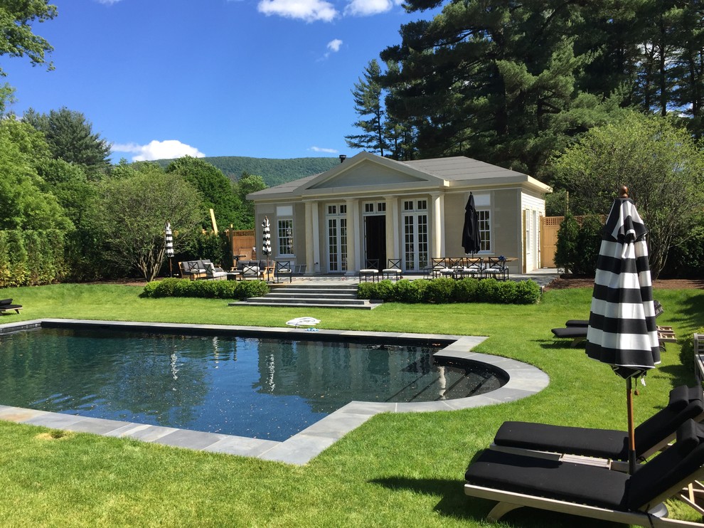 Modelo de casa de la piscina y piscina clásica grande rectangular en patio trasero