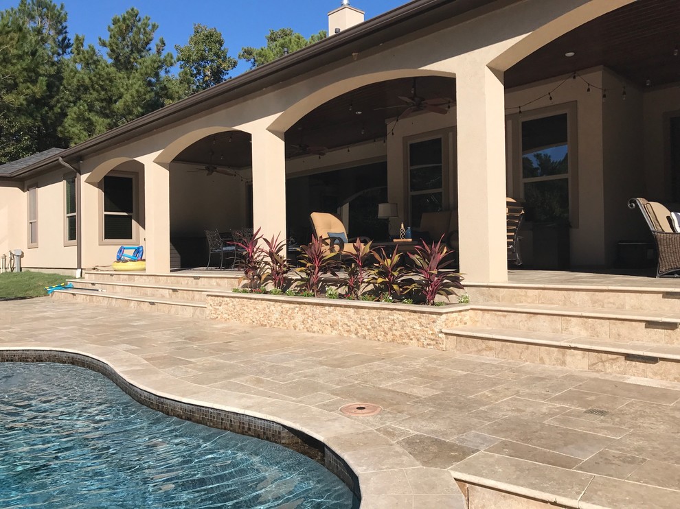 Esempio di una grande piscina classica personalizzata dietro casa con una vasca idromassaggio e piastrelle