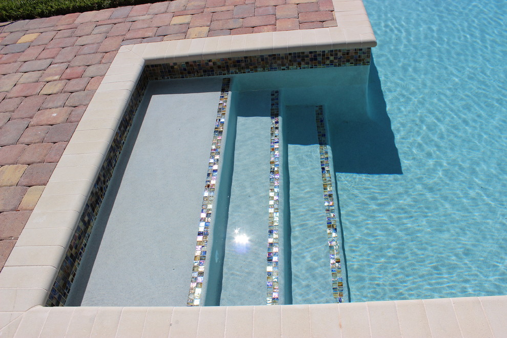 Ispirazione per una piscina tradizionale personalizzata dietro casa
