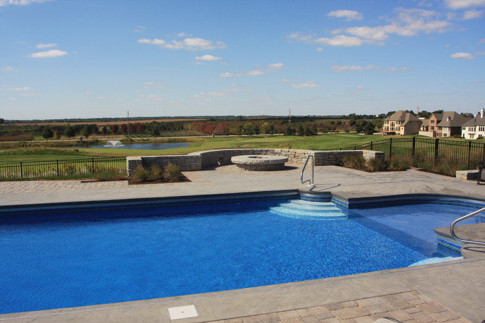 Diseño de piscina alargada clásica rectangular en patio trasero con losas de hormigón