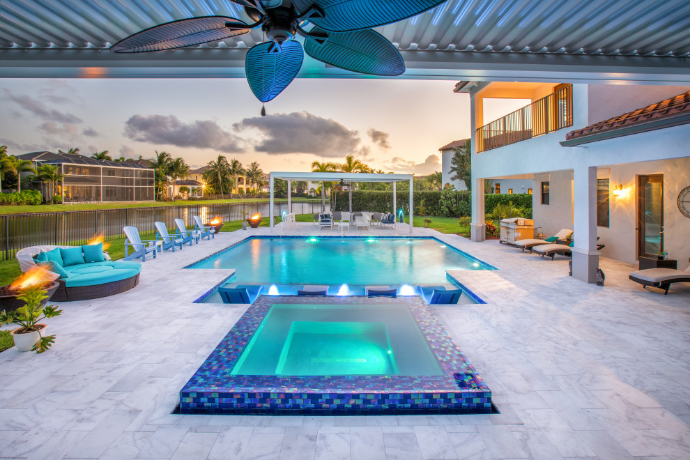Großer Pool hinter dem Haus in rechteckiger Form in Miami