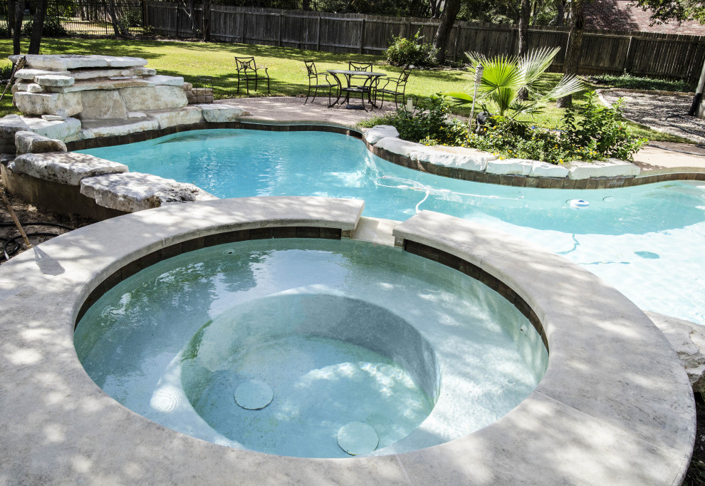На фото: бассейн среднего размера, в форме фасоли на заднем дворе в морском стиле с настилом