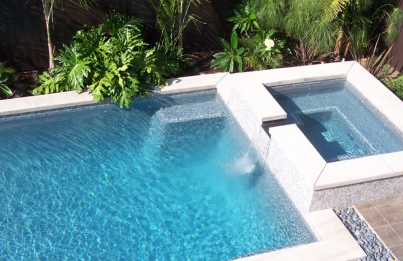Idee per una piscina monocorsia classica rettangolare di medie dimensioni e dietro casa con una vasca idromassaggio e piastrelle