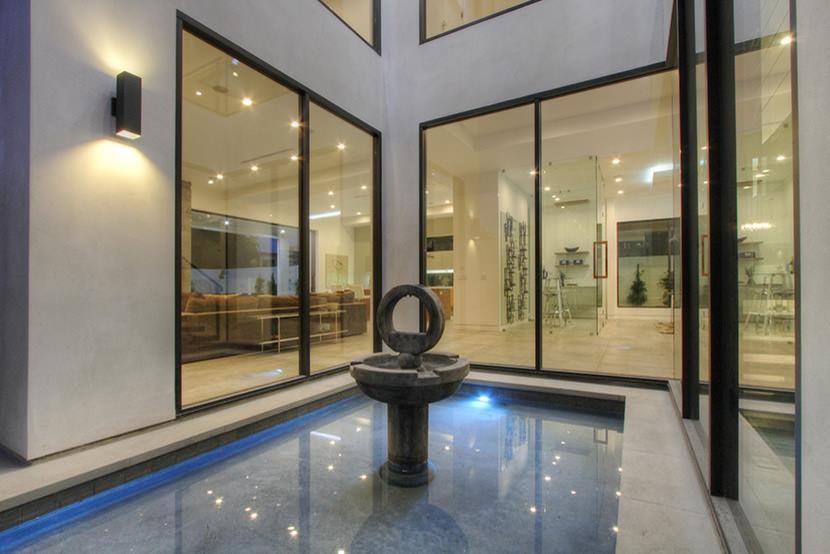 Idee per una piscina monocorsia minimal personalizzata di medie dimensioni e dietro casa con una vasca idromassaggio e cemento stampato