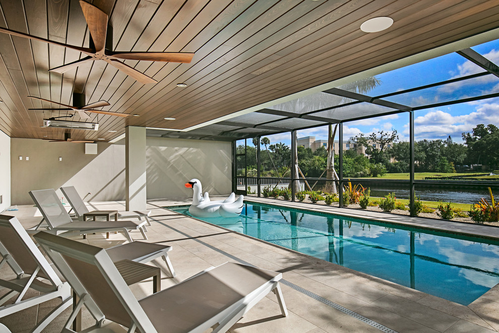 Пример оригинального дизайна: спортивный, прямоугольный бассейн в доме в современном стиле с покрытием из плитки