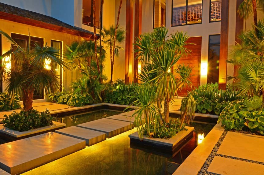 Foto de piscinas y jacuzzis alargados asiáticos grandes rectangulares en patio trasero con entablado