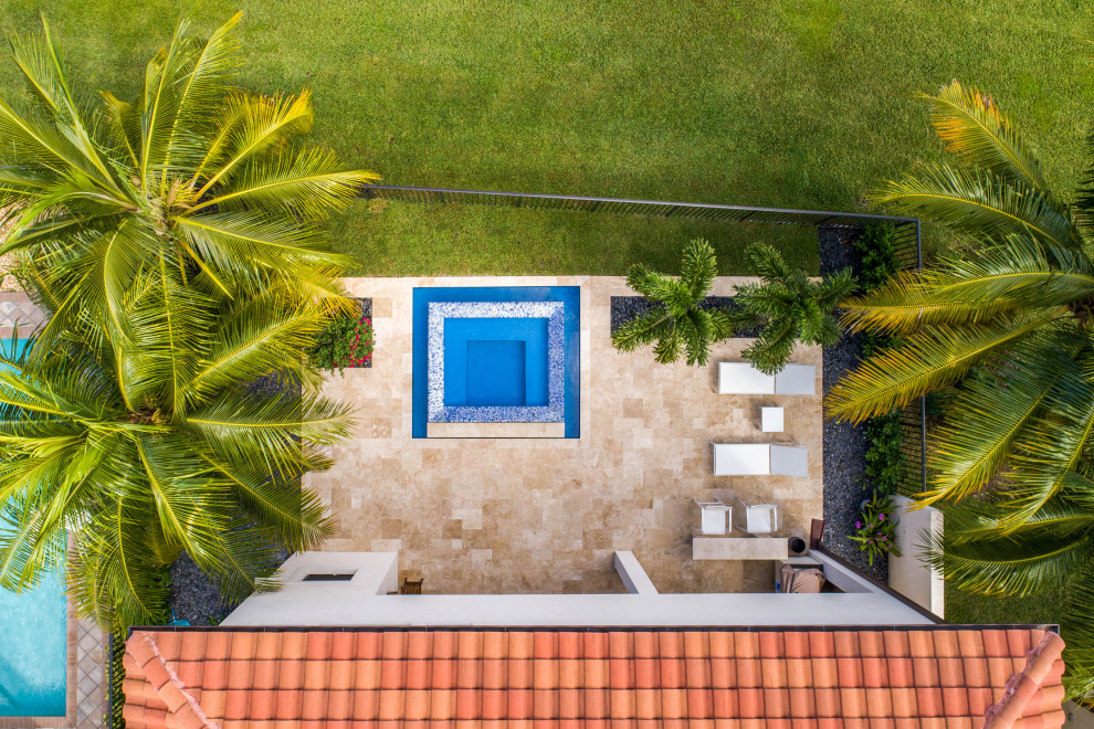 Mittelgroßer Moderner Whirlpool hinter dem Haus in rechteckiger Form mit Natursteinplatten in Miami