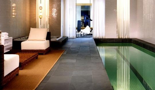 Modelo de casa de la piscina y piscina contemporánea extra grande rectangular y interior con adoquines de piedra natural