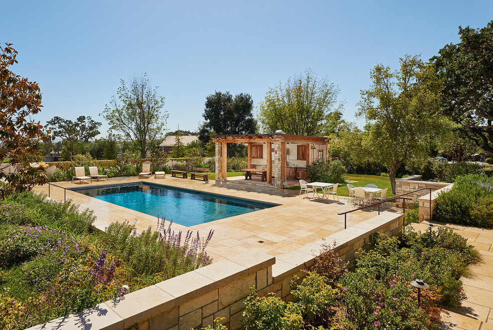 Mittelgroßer Rustikaler Pool hinter dem Haus in rechteckiger Form mit Natursteinplatten in Santa Barbara