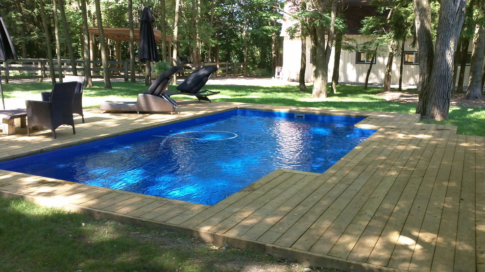 This is an example of a traditional swimming pool in Toronto.