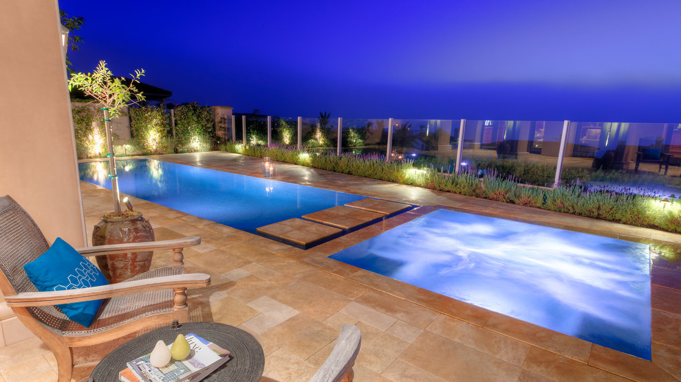 Idee per una piscina a sfioro infinito contemporanea rettangolare di medie dimensioni e dietro casa con pavimentazioni in pietra naturale