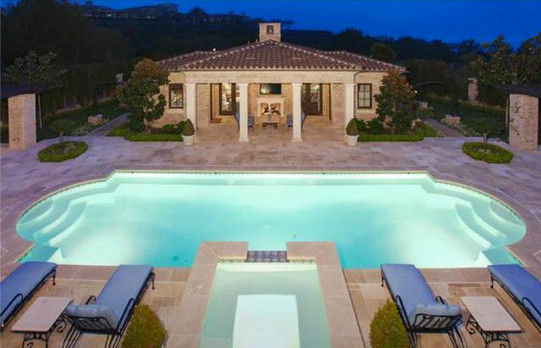 Diseño de piscinas y jacuzzis alargados clásicos extra grandes rectangulares en patio con adoquines de piedra natural