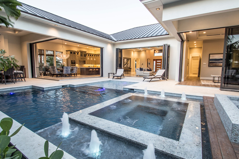 Großer, Gefliester Moderner Pool hinter dem Haus in individueller Form in Miami