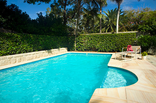 Idéer för en mellanstor modern pool på baksidan av huset, med naturstensplattor