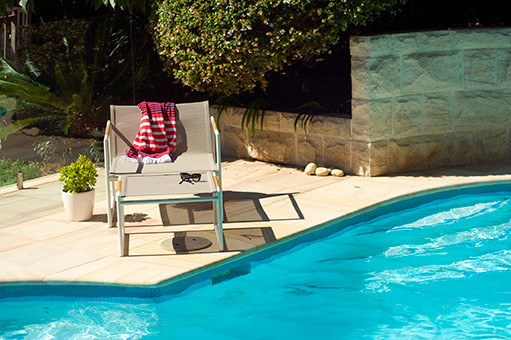 Esempio di una piscina design rettangolare di medie dimensioni e dietro casa con pavimentazioni in pietra naturale