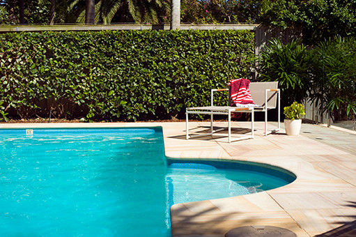 Idee per una piscina minimal rettangolare di medie dimensioni e dietro casa con pavimentazioni in pietra naturale