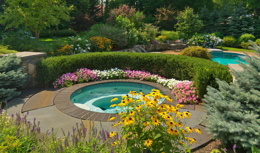 Источник вдохновения для домашнего уюта: большой бассейн в форме фасоли на заднем дворе в классическом стиле с джакузи