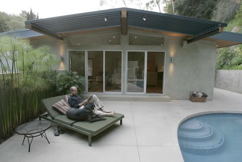 Modelo de patio contemporáneo de tamaño medio en patio lateral con losas de hormigón