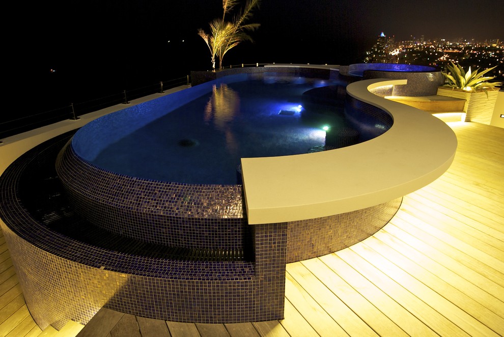 Idée de décoration pour une piscine sur toit à débordement design sur mesure.