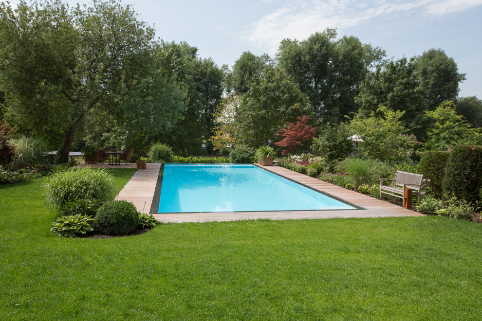 Großer Klassischer Infinity-Pool neben dem Haus in rechteckiger Form mit Natursteinplatten in Frankfurt am Main