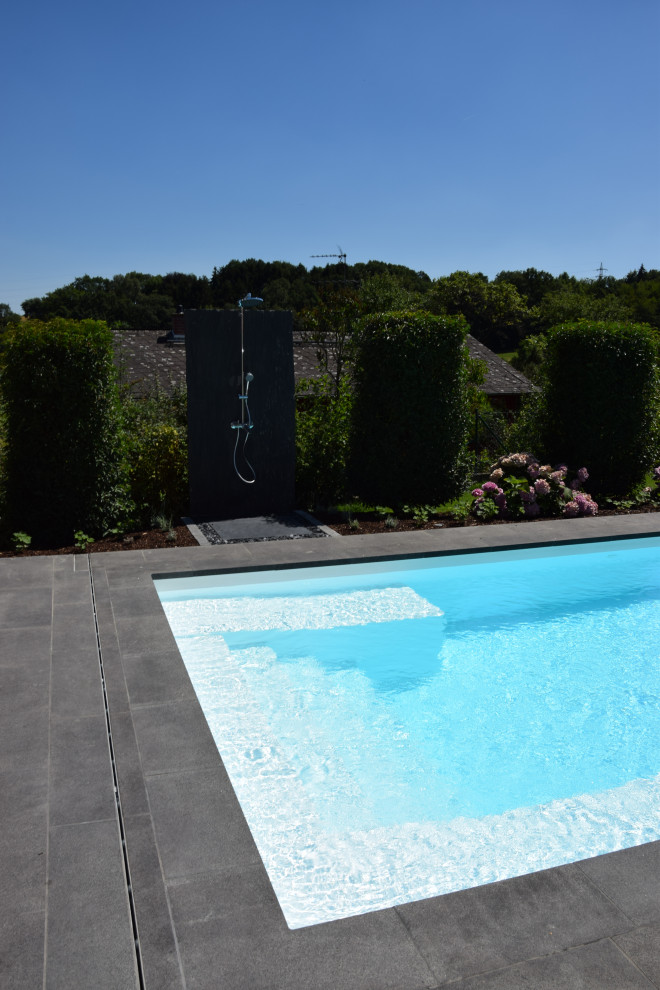 Mittelgroßer Moderner Pool neben dem Haus in rechteckiger Form mit Natursteinplatten in Frankfurt am Main