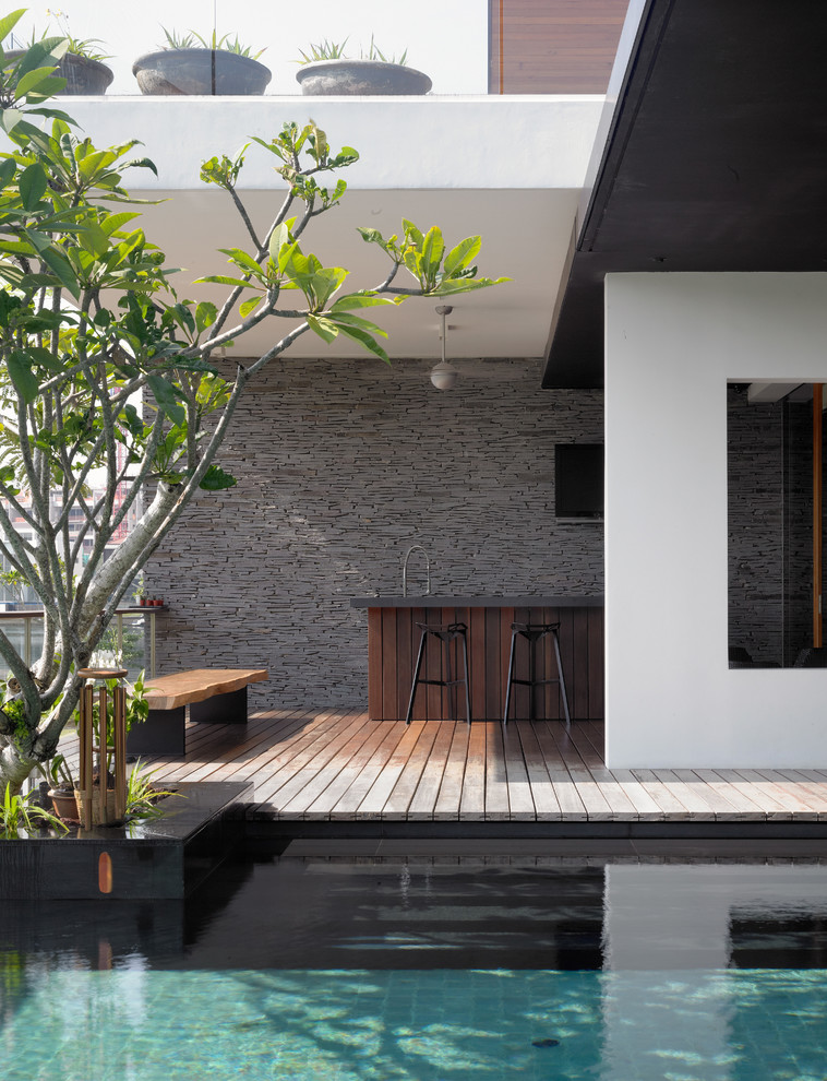 Moderner Pool hinter dem Haus in rechteckiger Form mit Dielen in Singapur