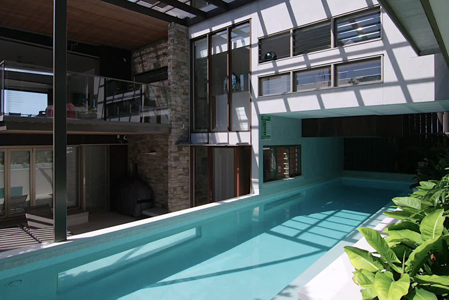 Свежая идея для дизайна: спортивный, прямоугольный бассейн на внутреннем дворе в морском стиле - отличное фото интерьера