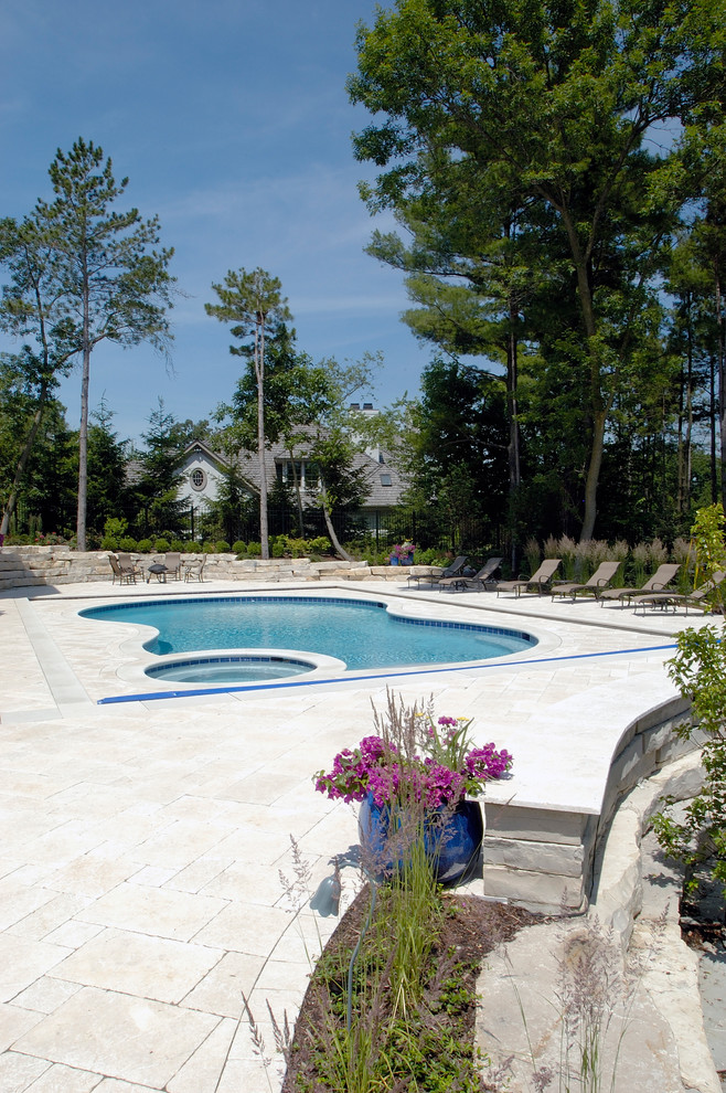 Imagen de piscinas y jacuzzis naturales tradicionales extra grandes a medida en patio trasero con adoquines de piedra natural
