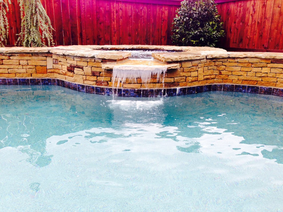 Ejemplo de piscina con fuente natural romántica de tamaño medio tipo riñón en patio lateral con suelo de hormigón estampado