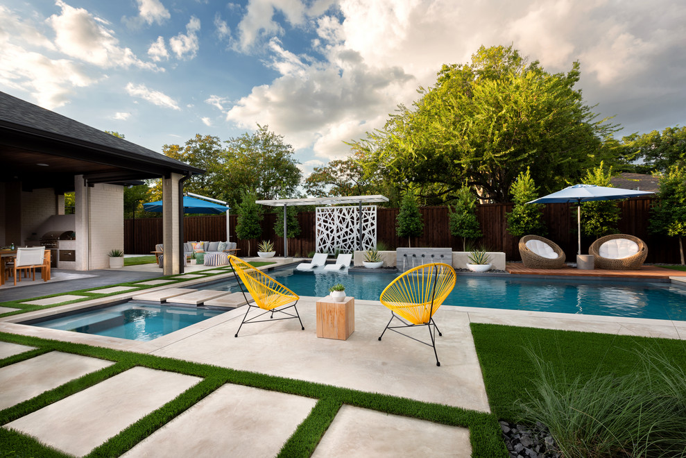 Свежая идея для дизайна: прямоугольный бассейн на заднем дворе в современном стиле с джакузи и покрытием из бетонных плит - отличное фото интерьера