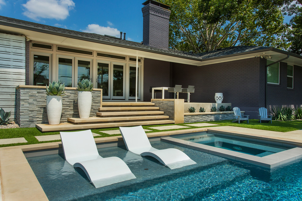 Свежая идея для дизайна: прямоугольный бассейн среднего размера на заднем дворе в стиле модернизм с джакузи - отличное фото интерьера