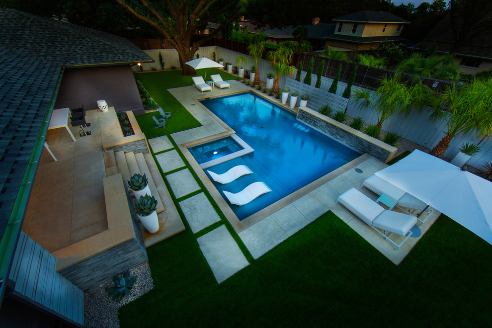 Foto på en mellanstor funkis pool på baksidan av huset, med spabad
