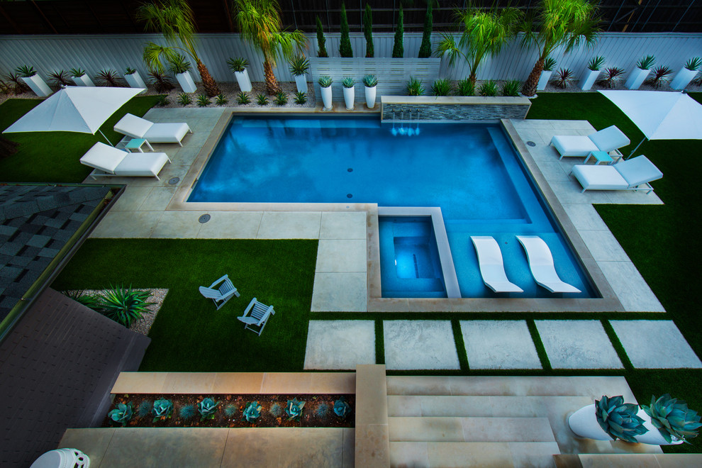 Стильный дизайн: прямоугольный бассейн среднего размера на заднем дворе в стиле модернизм с джакузи - последний тренд