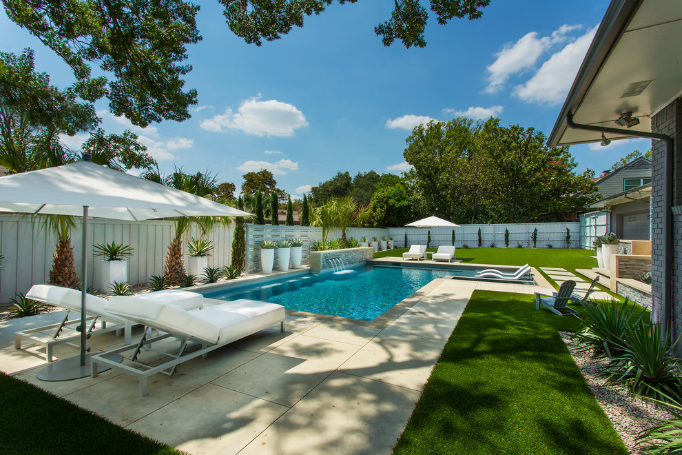 Mittelgroßer Moderner Pool hinter dem Haus in rechteckiger Form mit Wasserspiel in Dallas